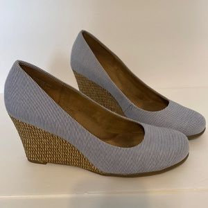 Aerosoles Heelrest Plum Tree Navy/White Striped Wedge Pumps Size 8.5